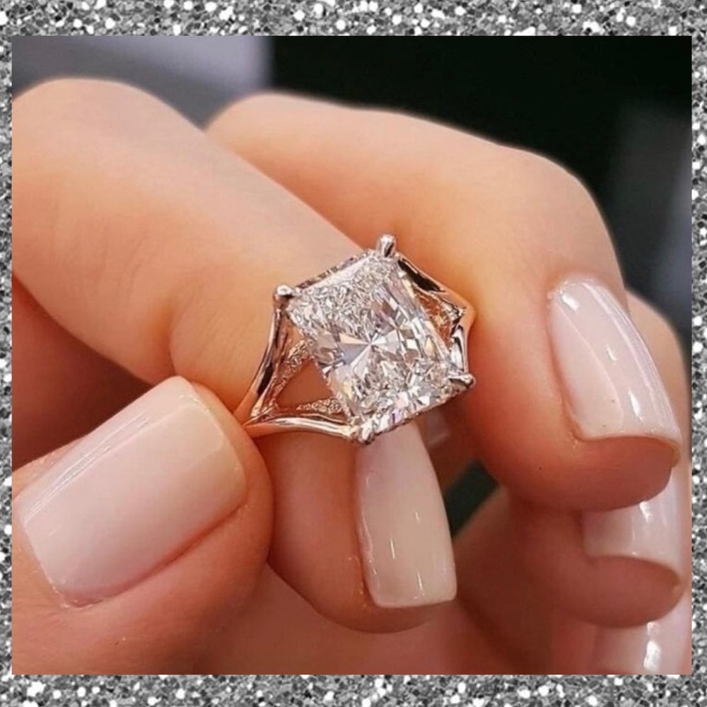DELICATE EMERALD CUT DIAMOND RING ❤️
